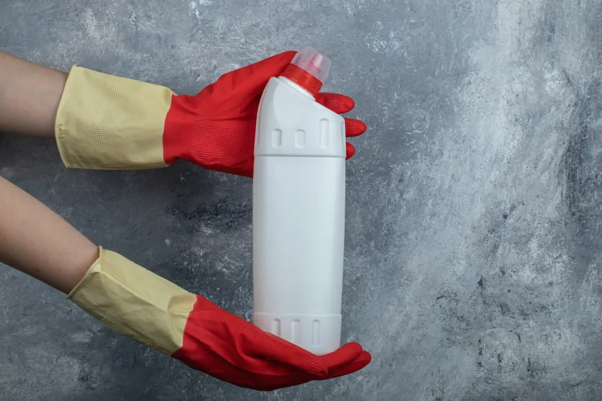 produit bouteille blanche gants protection silicon mur aspect beton nettoyage