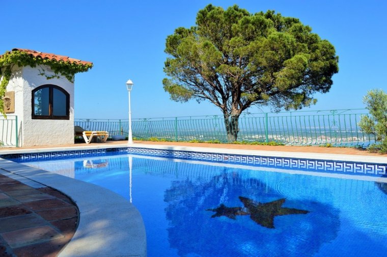 quel arbre ne pas planter pres d une piscine terrasse carrelage surface eau ciel reflets