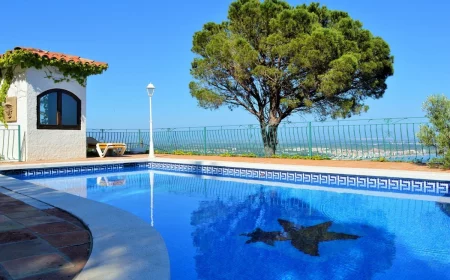 quel arbre ne pas planter pres d une piscine terrasse carrelage surface eau ciel reflets facade maison blanche