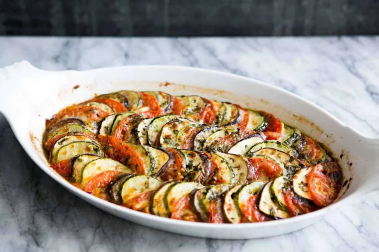 ratatouille avec des aubergines tomates poivrons courgettes