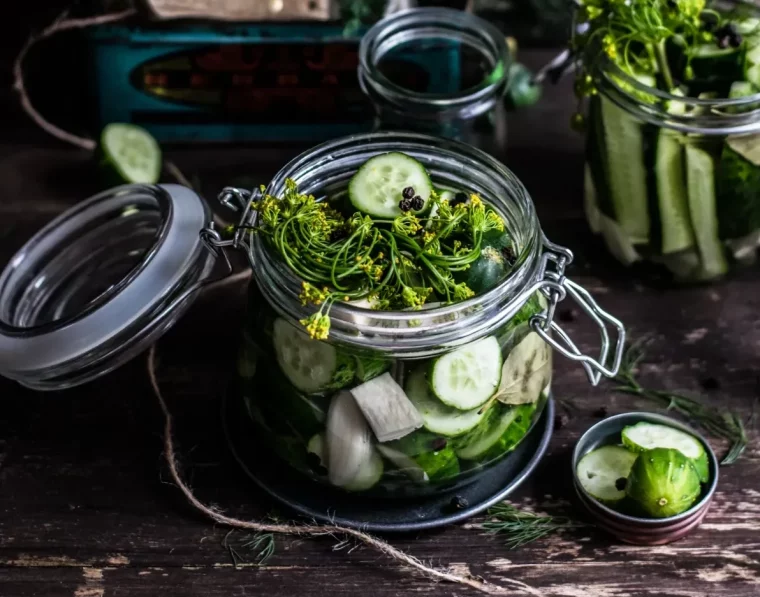 recette gros cornichon en rondelles avec des herves et épices au vinaigre aneth