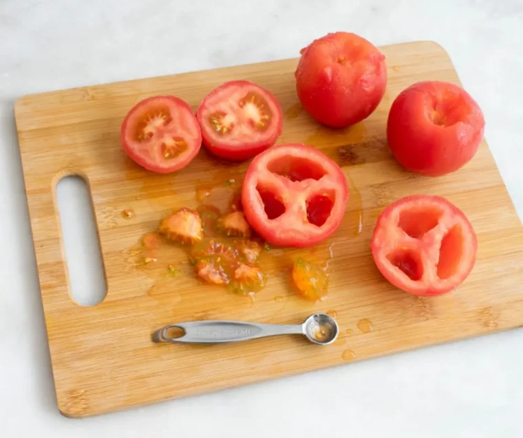 recuperation graines tomates avec cuillere pour conserver des semences de tomates