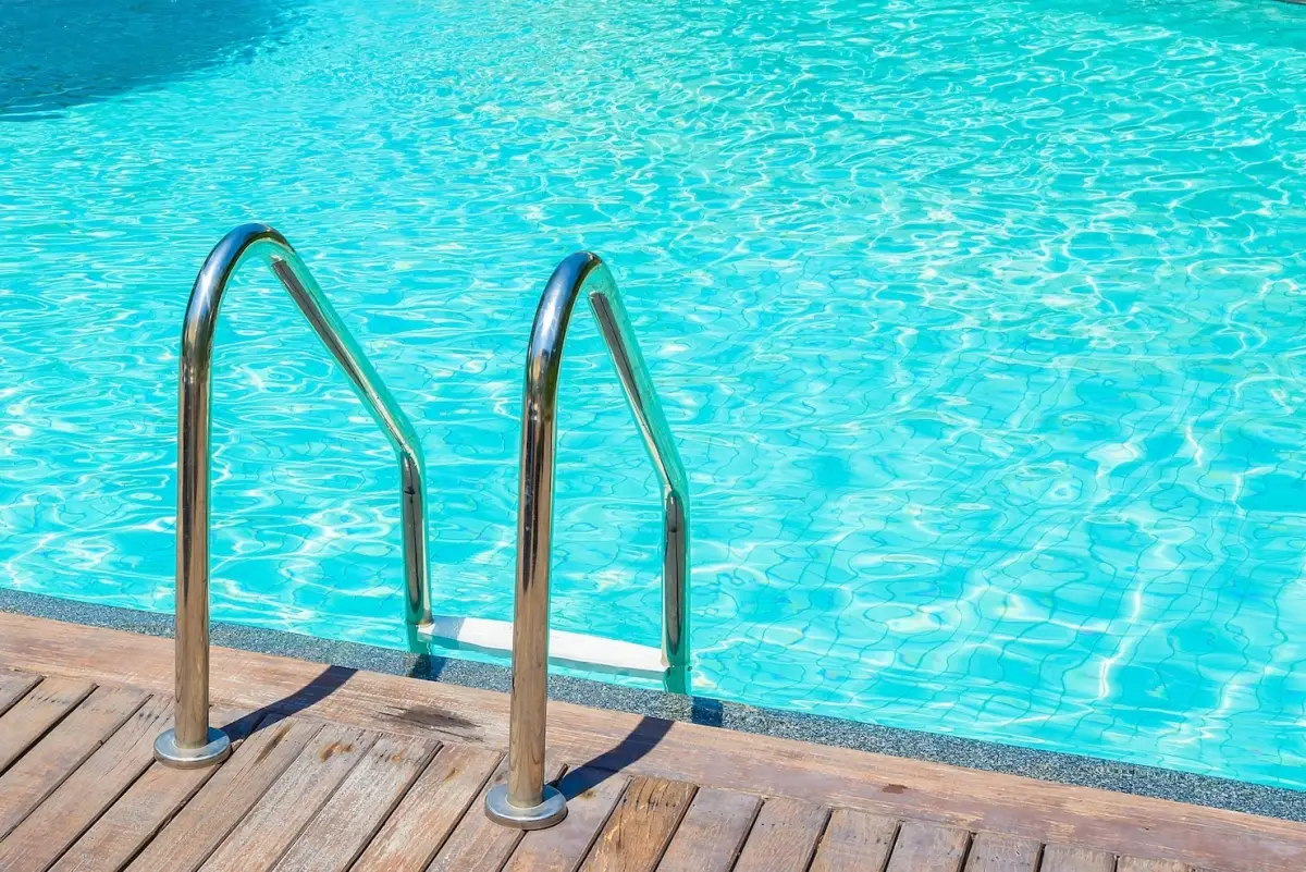 revetement sol terrasse bois surface eau claire entretien piscine