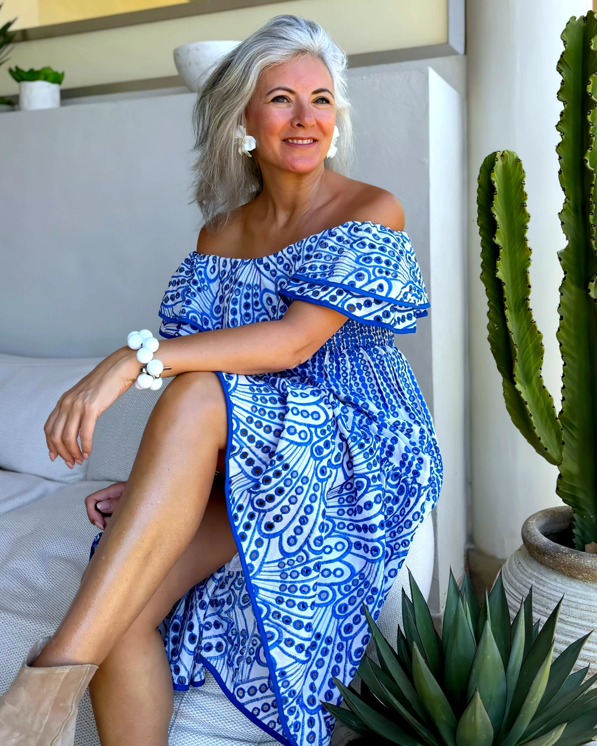 robe bleu longue mode femme 60 ans accessoires blancs