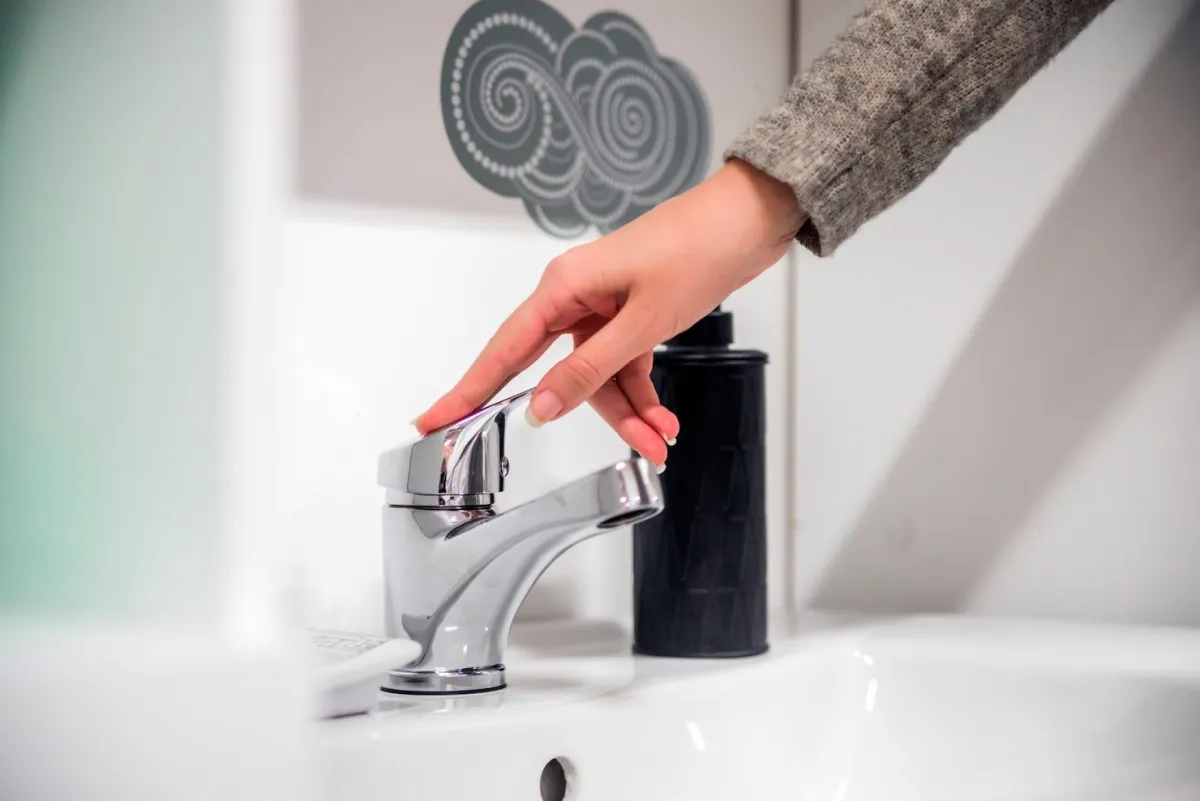 robinet inox salle de bain evier main femme miroir accessoire savon liquide noir mat
