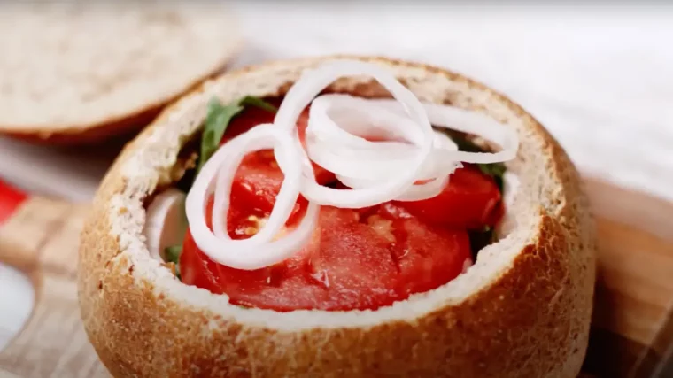 rondelles oignon tranches tomates herbe fraiche pain levain croute