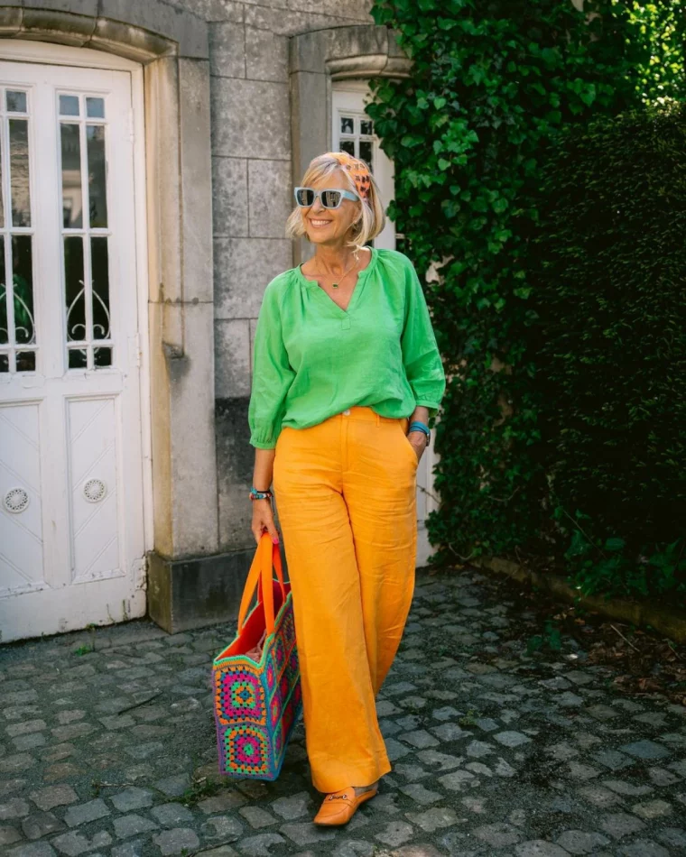 sac multi couleur crochet look femme 60 ans pantalon orange chemisier vert