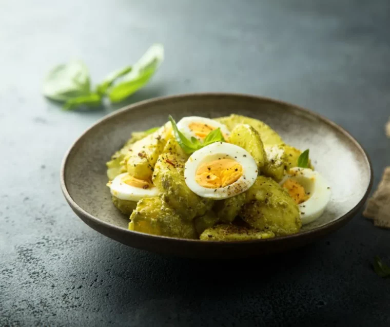 salade de pomme de terre simple avec des oeufs mayonnaise avocat