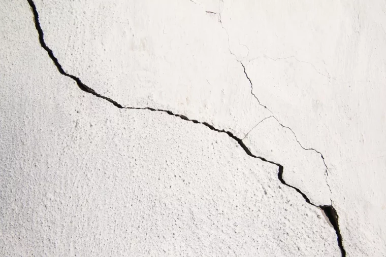 scelelr les fissures et les trous sur la facade de la maison