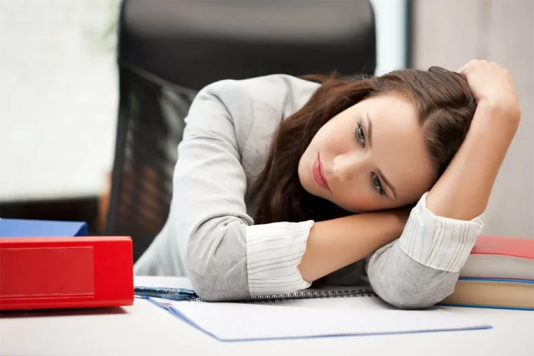 se protéger d'une personne toxique femme ennuyee sur bureau