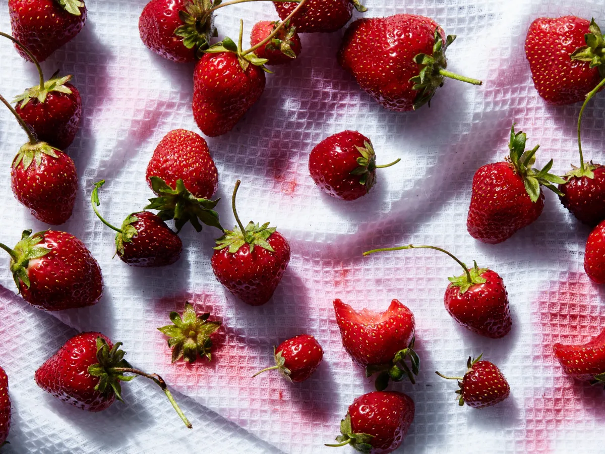serviette blanche tissu taches jus de fruit rouge fraises fruits
