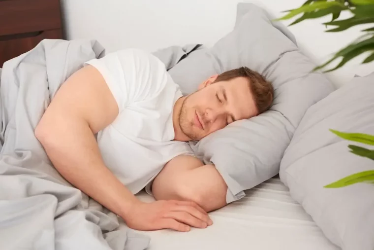 sommeil homme lit t shirt blanc linge de lit couleur gris clair plante verte