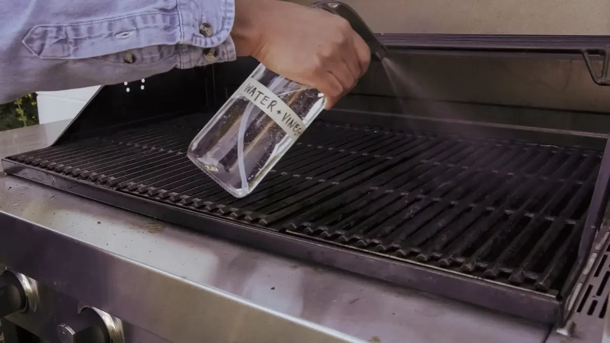 spray vaporisateur flacon eau vinaigre solution nettoyage barbecue grille encastree