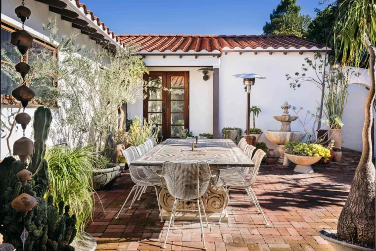 table et chaises metale salle à manger orientale plantes provençales et autres accents exotiques