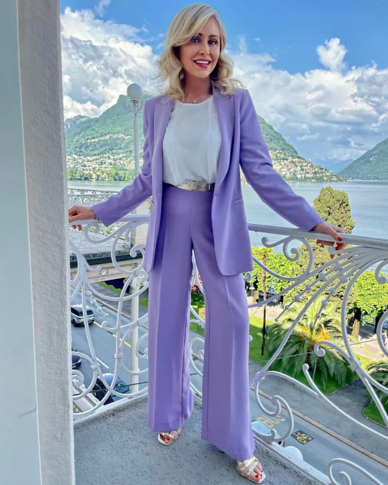 tenue chic tailleur violet mode femme 60 ans