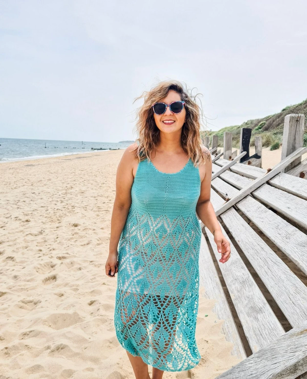 tenue de plage avec une robe a crochet blue femme 50 ans mode