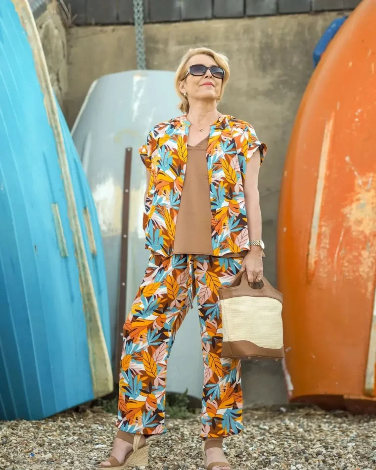 tenue femme 60 ans été style boheme chic original avec pantalon coloré