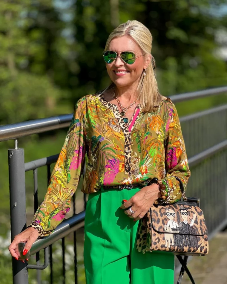 tenue rajeunissante coloree vert femme 50 ans
