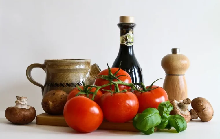 tomates tiges feuilles basilic poivre noir sel vinaigre champignons aliments