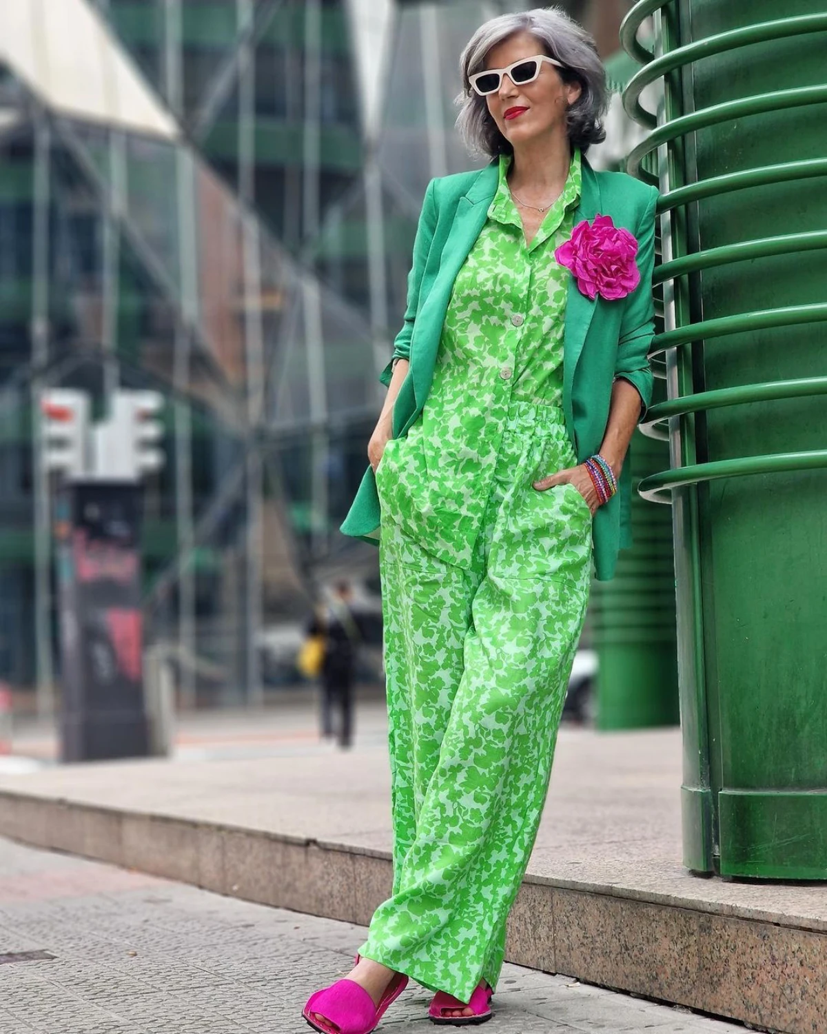 total look vert femme 60 ans chaussure et accessoire fuchsia