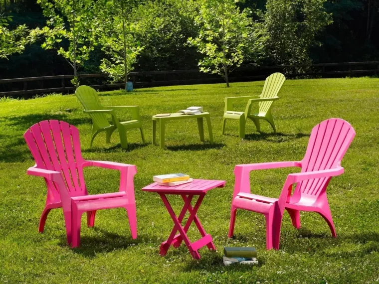 transats de jardin en plastique couleur rose petite table pliante pelouse arbres jardin