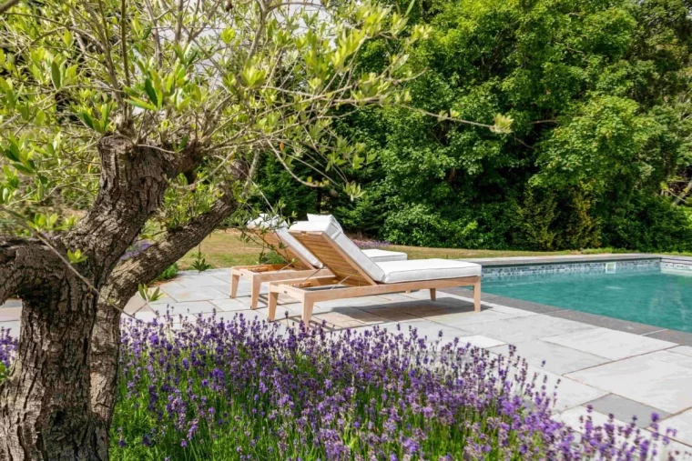 transats en bois carrelage piscine revetement sol plantes lavande