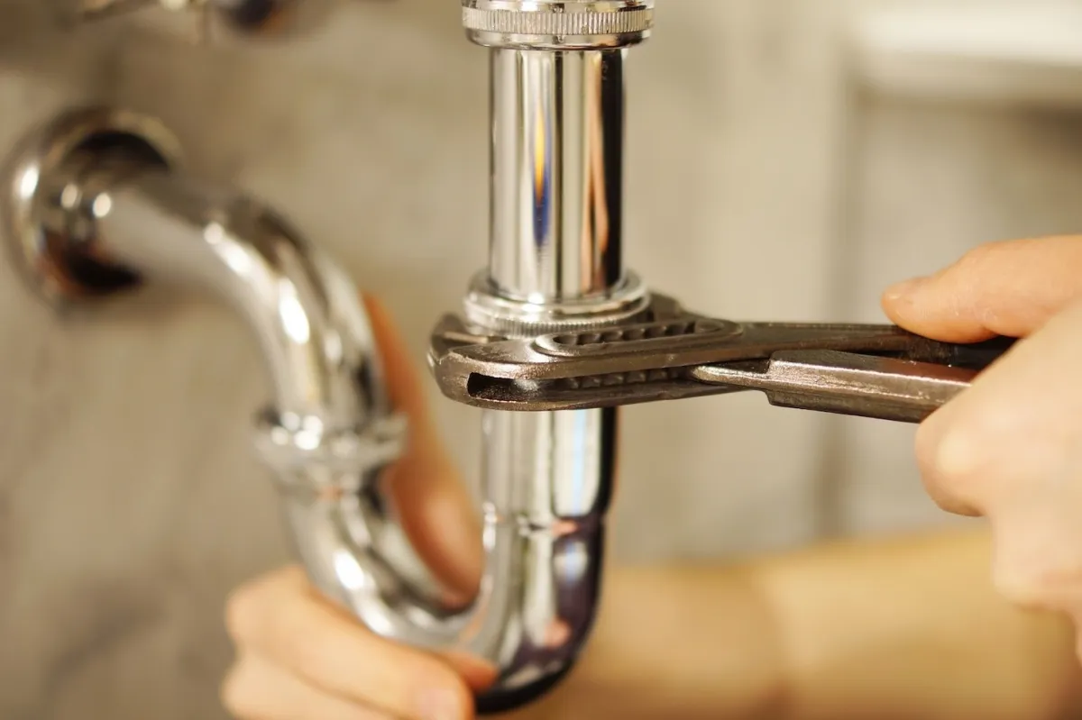 tuyaux plombier main outils eau travaux domicile reparation panne degats faut il couper l'eau quand on part en vacances