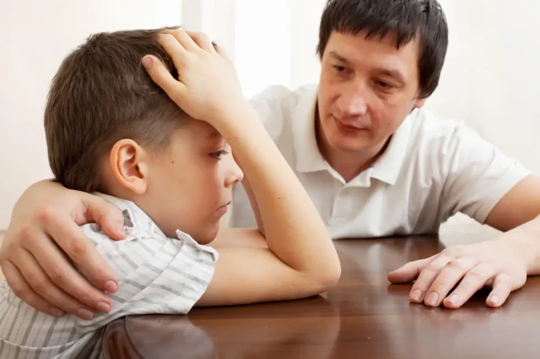 un pere qui mene une discussion avec son enfant