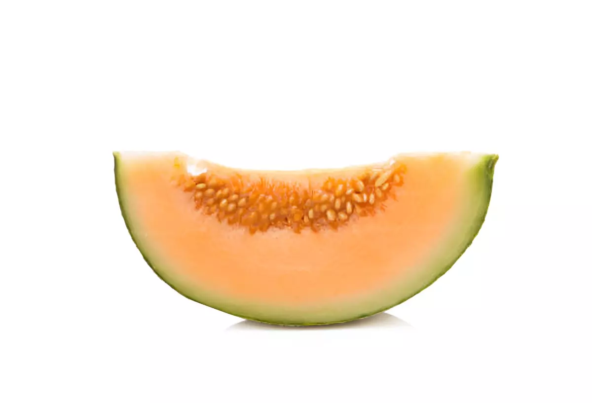un quart de melon avec sa cher orange et les pepins sur fond blanc