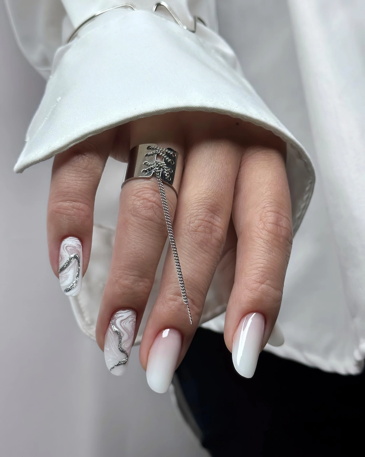 vernis argent paillete motif abstrait nail art marbre effet