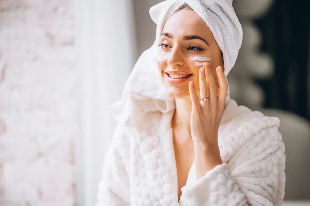 visage creme hydratante femme doigt main bague serviette peignoir bain