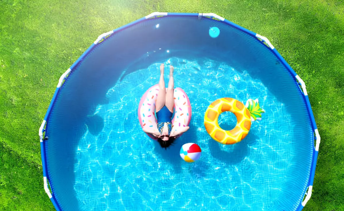 vue du haut d une piscine ronde avec une personne au milieu