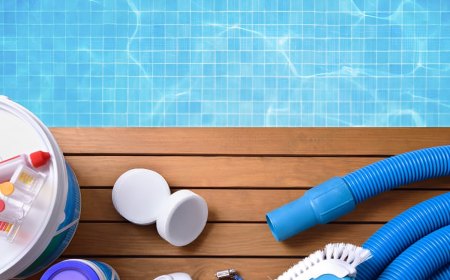 zoom sur les outils et produits necessaires pour l entretien d une piscine au bord de la piscine sur un plancher en bois