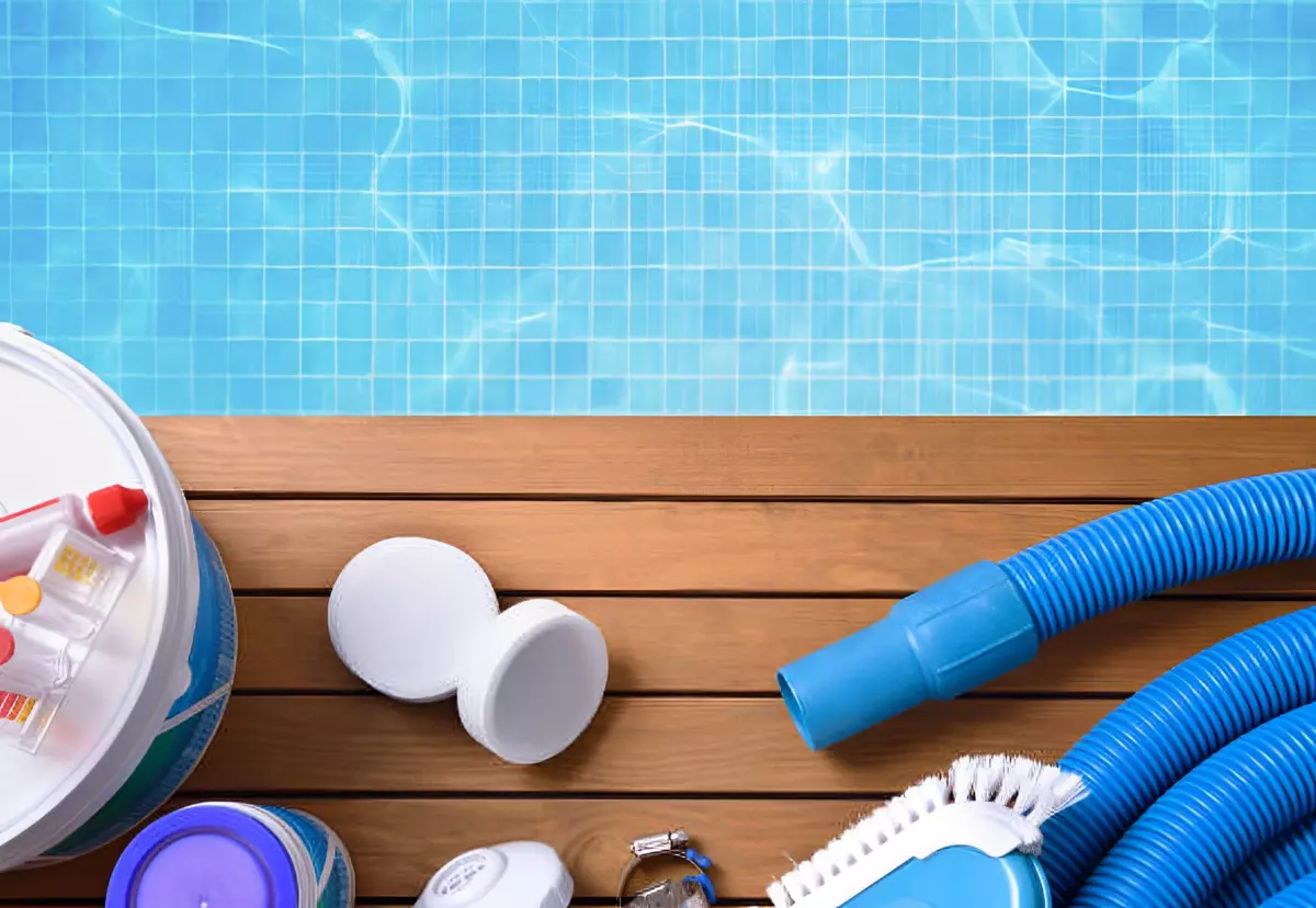 zoom sur les outils et produits necessaires pour l entretien d une piscine au bord de la piscine sur un plancher en bois