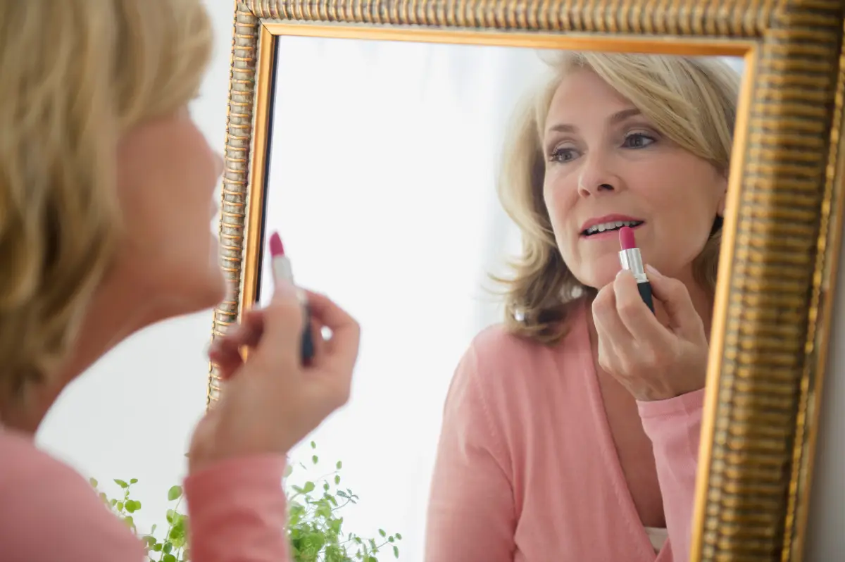 5 erreurs de maquillage courants a eviter apres 50 ans