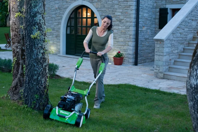 comment se débarrasser des mauvaises herbes pour toujours femme tond unepelouse