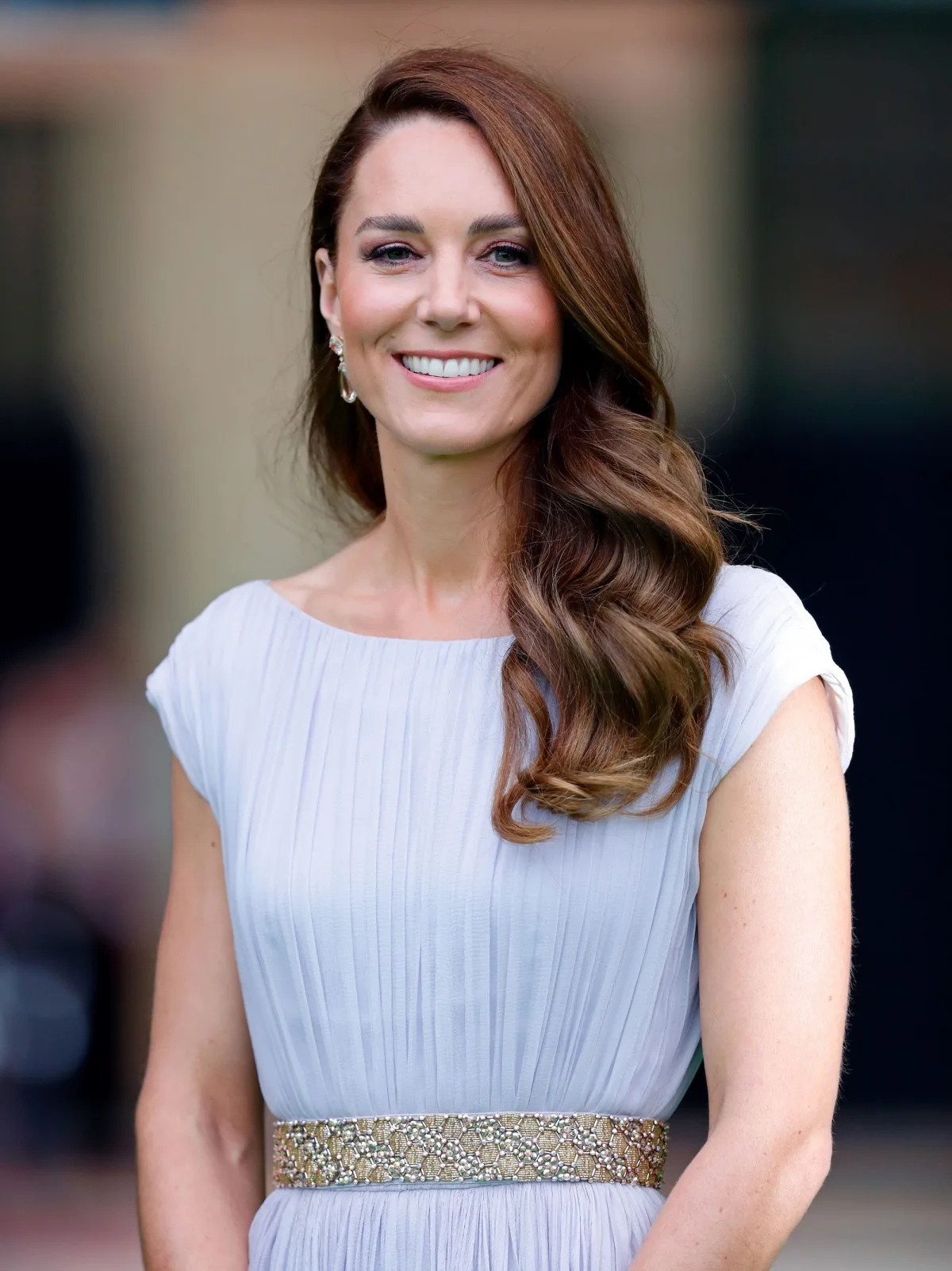 kate middleton en robe bleu clair ceinturee