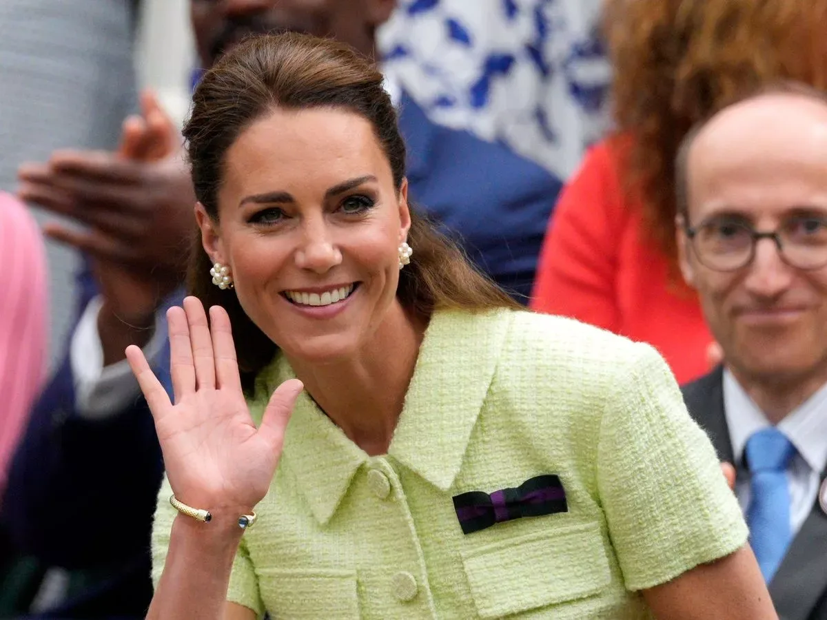 kate middleton en veste jaune avec des bijoux chics