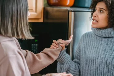 qu est ce qu un vampire affectif deux femmes en dispute