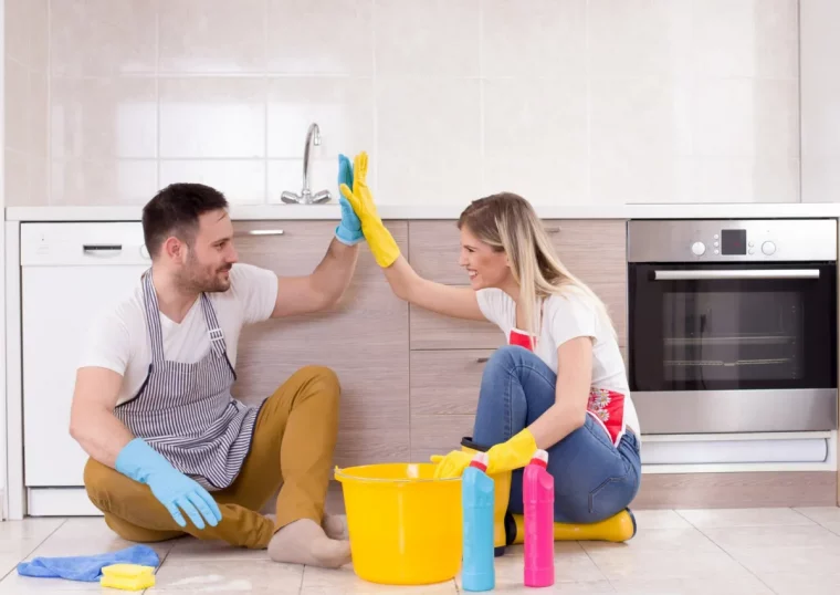 quel est l'ordre logique des étapes d'un bon nettoyage de surface homme etfemme nettoient cuisine