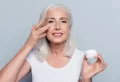 5 erreurs de maquillage à éviter après 50 ans qui vieillissent le visage !