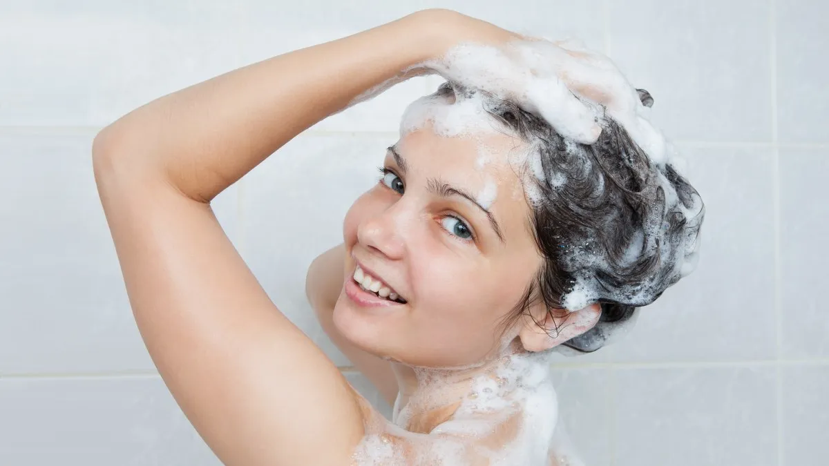 quelle est la meilleure fréquence pour se laver les cheveux femme selave lescheuveux