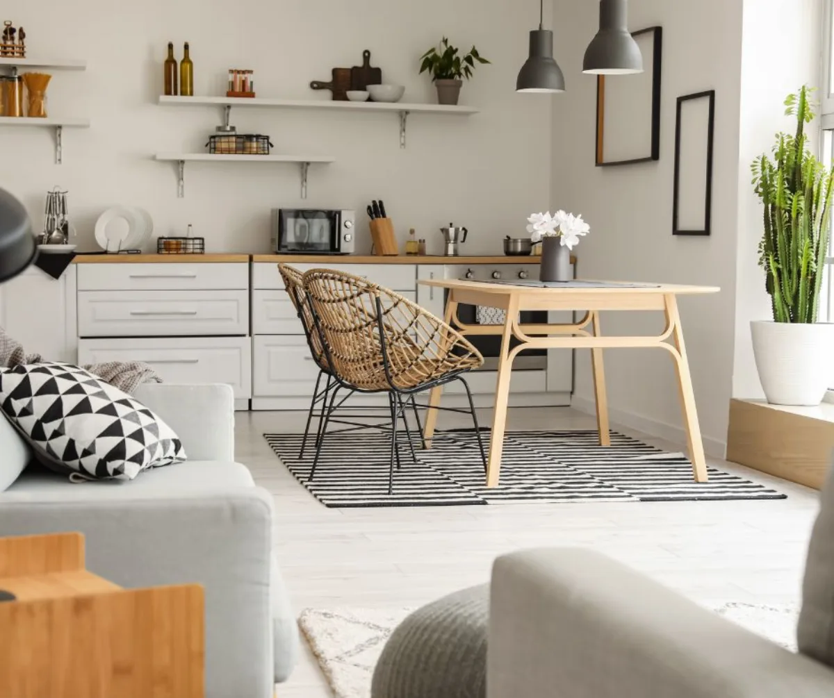 amenagement cuisone minimaliste blanche et bois avec chaises scandinaves
