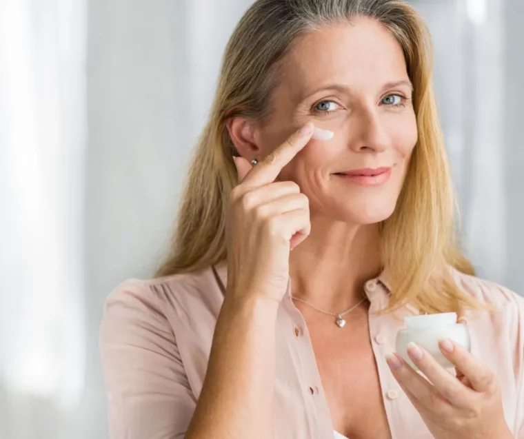 appliquer de la crème solaire sur le visage pour se rajeunir la peau