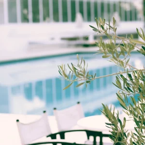 Que mettre autour d'une piscine pas cher ? Les idées à nous piquer avant la fin d'été !