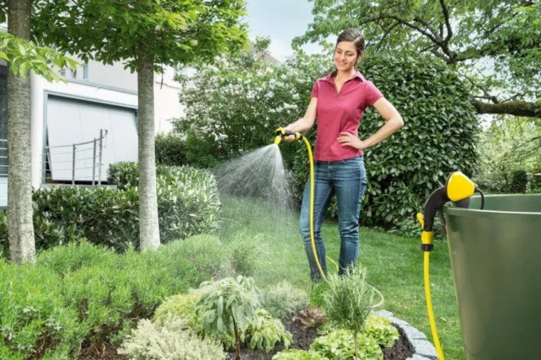 arrosage avec eau de piscine au sel femme en rouge arrose avec eau depiscine