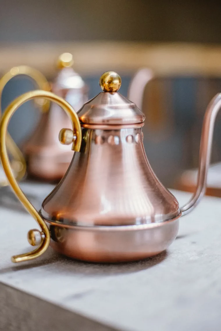 articles de cuisine couverts d or et de bronze