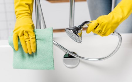 astuces de nettoyage douche produit gants jaunes