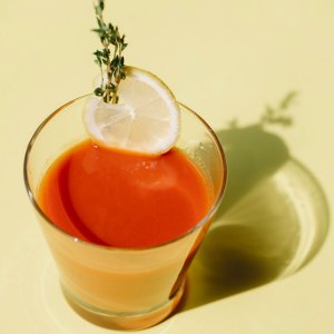 Bienfaits du jus de tomates - boire un verre par jour serait une cure de jouvence selon la science