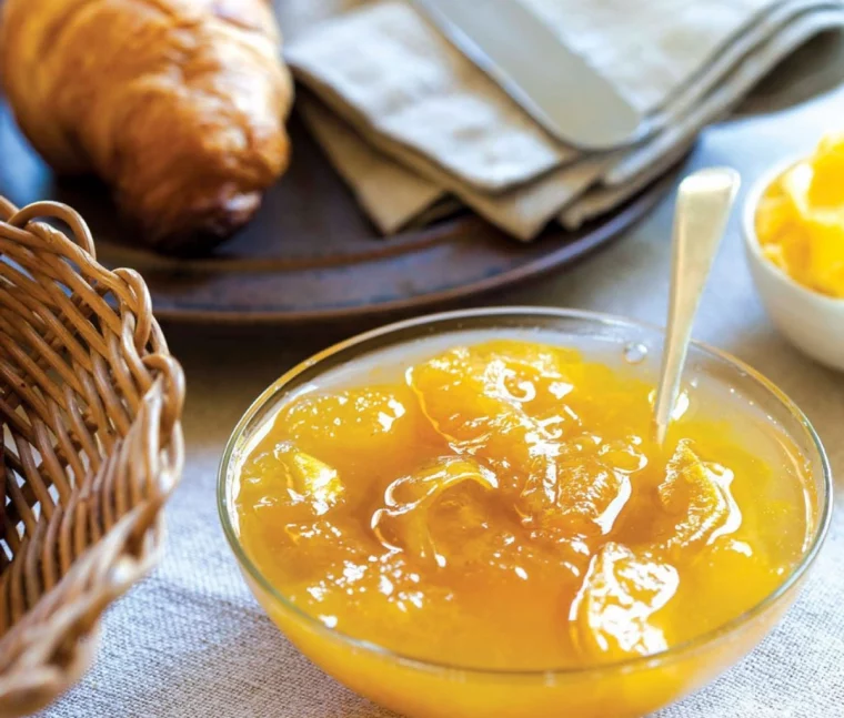 bol fruits cuits panier tresse croissant petit dejeuner table comment faire de la compote de mirabelle